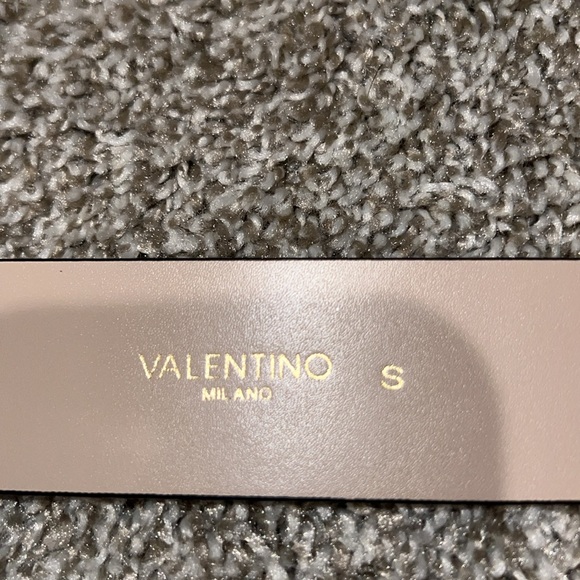New Belt by Mario Valentino cream with gold logo size small - Picture 4 of 8
